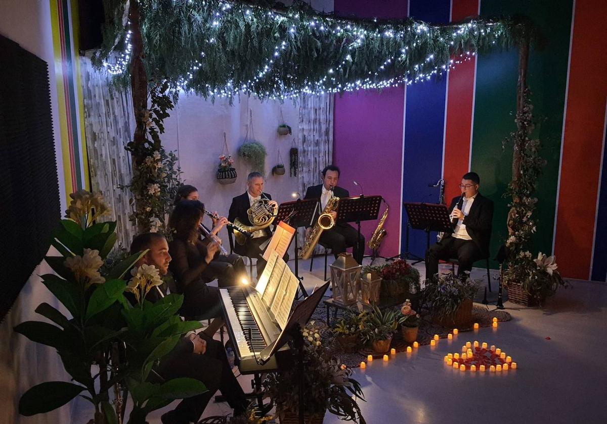 Concierto ofrecido por la escuela de música de Adra con motivo del Día de San Valentín.