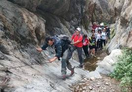 Adra en la Senda hace parada en las Estrechuras de Guainos