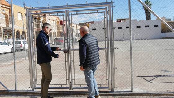 Un vallado perimetral protege las pistas del Cercado de Adra