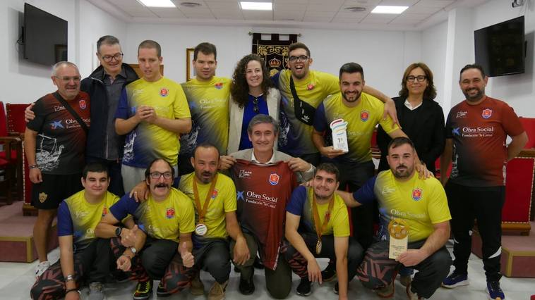 El alcalde recibe a los campeones de España de fútbol sala adaptado