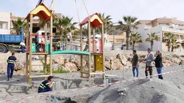 Adra habilita dos parques infantiles sobre la playa de El Lance y Guainos