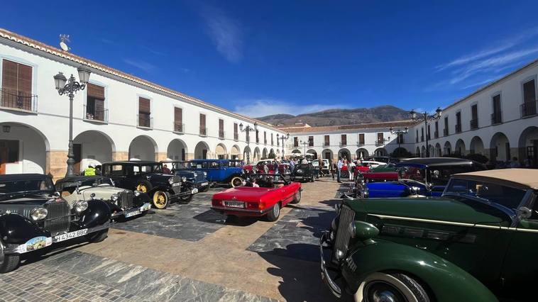 La Plaza Porticada, un escaparate único para vehículos antiguos