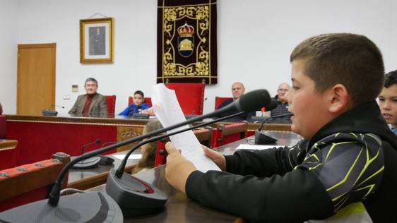 Alumnos de Primaria de Adra toman la palabra en el salón de plenos