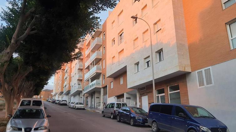 Los vecinos de la calle Portón, hartos: «Se va la luz y nos quedamos sin agua»