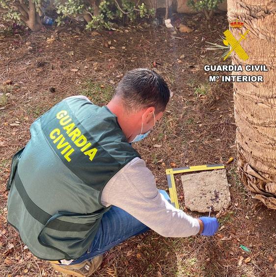 Le golpean con una piedra en la cabeza para robarle los 6.000 euros recaudados en su negocio