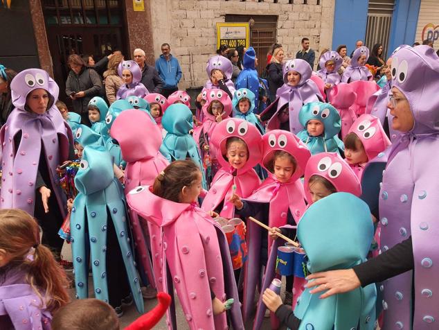 Fotos: Más de 2.000 niños toman las calles de Adra para disfrutar del Carnaval