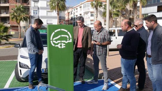 Adra habilita su primer punto de recarga para bicicletas y patinetes