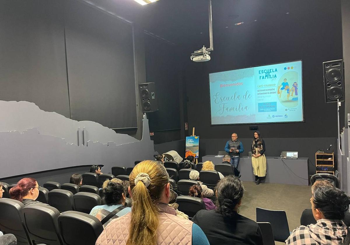 Educar con firmeza y cariño, próximo taller de Escuela de Familia en Adra