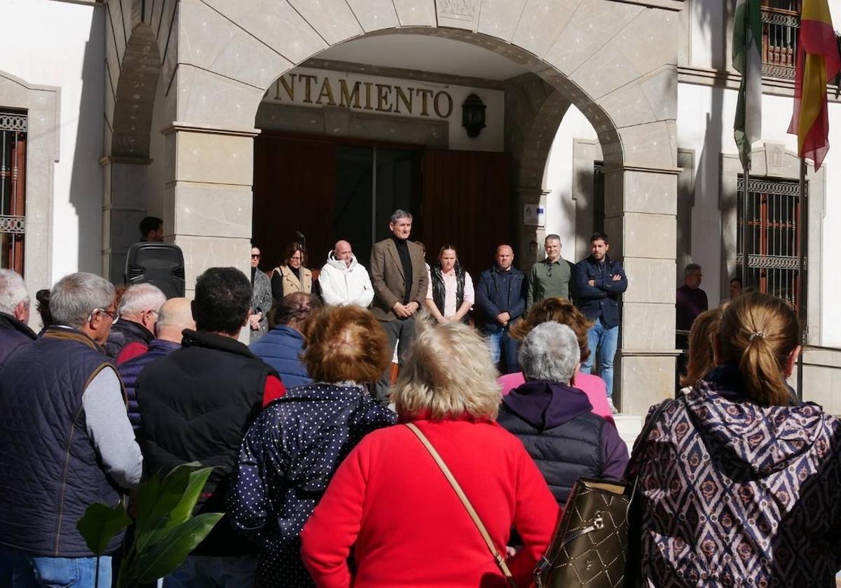 Adra y Berja guardan un minuto de silencio por el asesinato de dos guardias civiles en Barbate