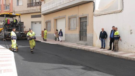 Comienzan a asfaltar un tramo de la Rambla de las Cruces