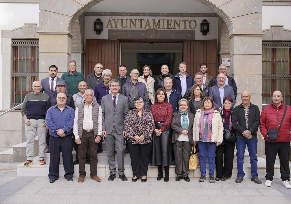 Adra reconoce con el escudo de la ciudad a veinte empleados municipales