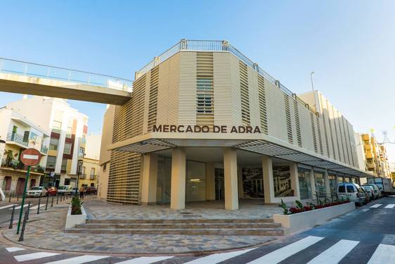 El Mercado de Adra abre la puerta al ocio y a la restauración