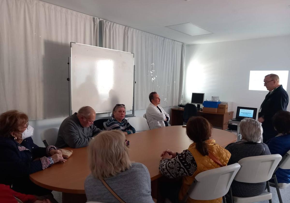 Visita del tejido asociativo al centro de salud.
