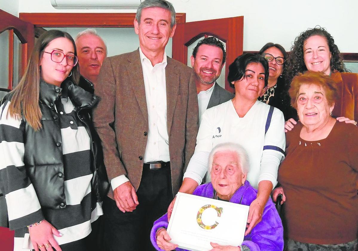 Adra celebra las 102 primaveras de Carmen