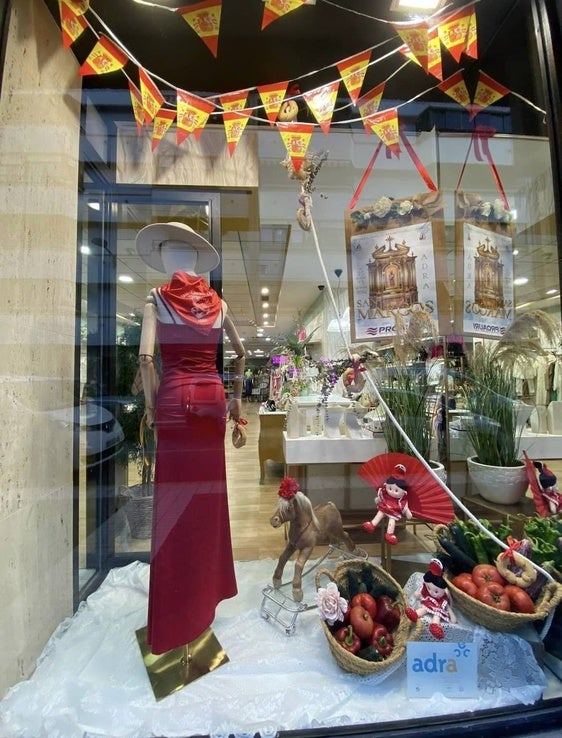 Caballitos de madera y pañuelos de San Marcos adornan los escaparates