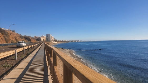La pasarela que une La Caracola y El Lance deteriora el firme de la N-340
