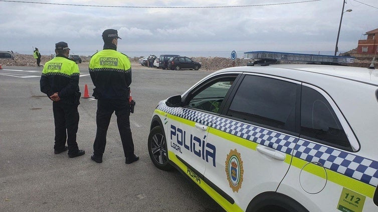 La Policía Local de Adra detiene a dos individuos y evita el robo de un coche y una motocicleta