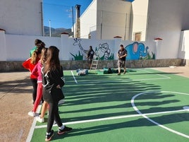 Ayuntamiento y AMPA mejoran el patio infantil del colegio de Laujar