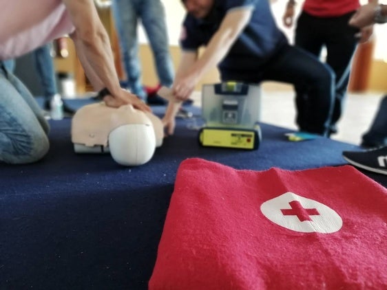 Formación sobre primeros auxilios de Cruz Roja.