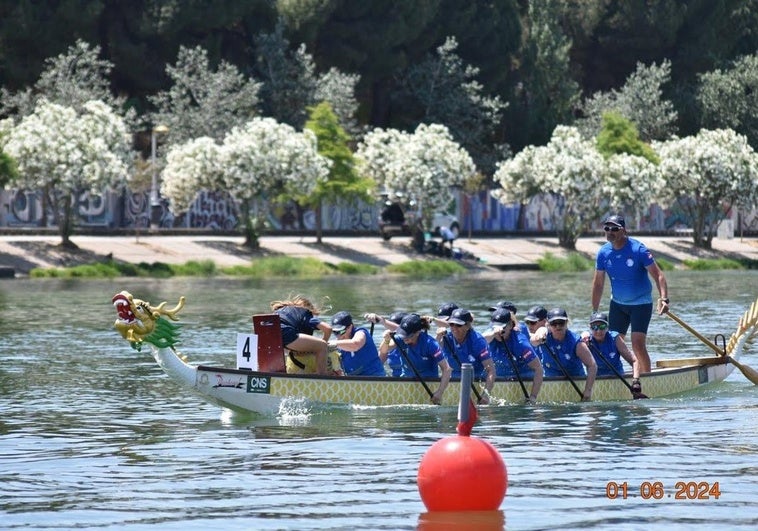 El 'barco dragón' de Adra se abre paso en aguas del Guadalquivir