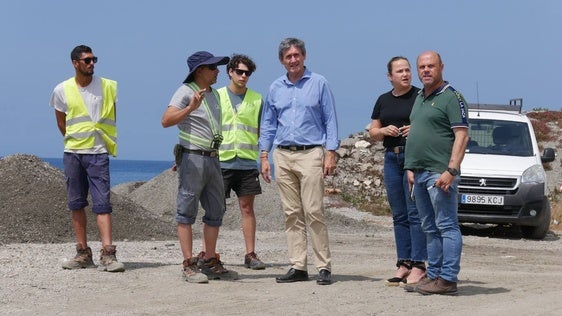 Llegan los aportes de arena a la playa de Guainos