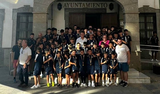 El alcalde felicita al CF Adra «por una gran temporada»