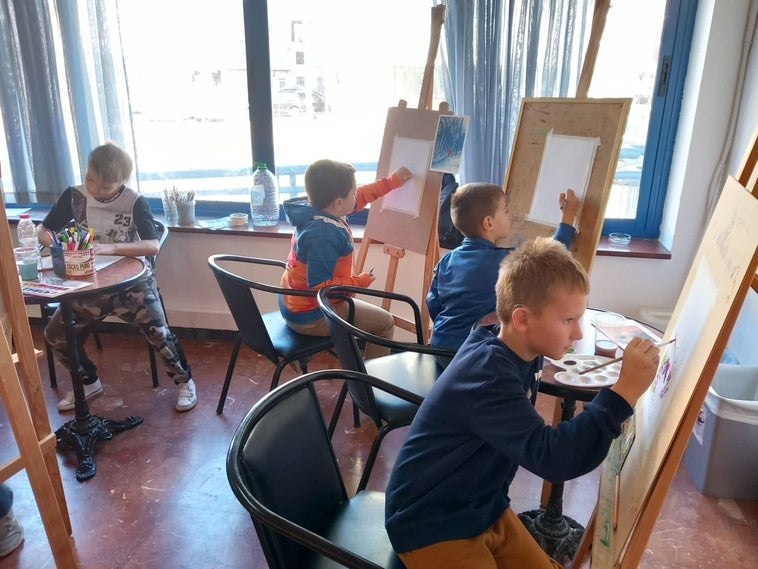 Alumnos del taller de pintura y artesanía exponen su trabajo en el Real Club Náutico de Adra