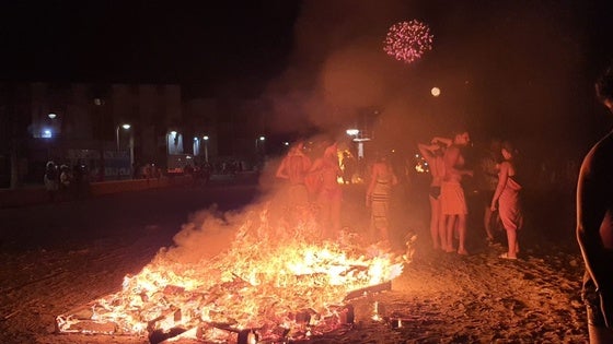 Adra disfruta de San Juan «sin incidentes destables»