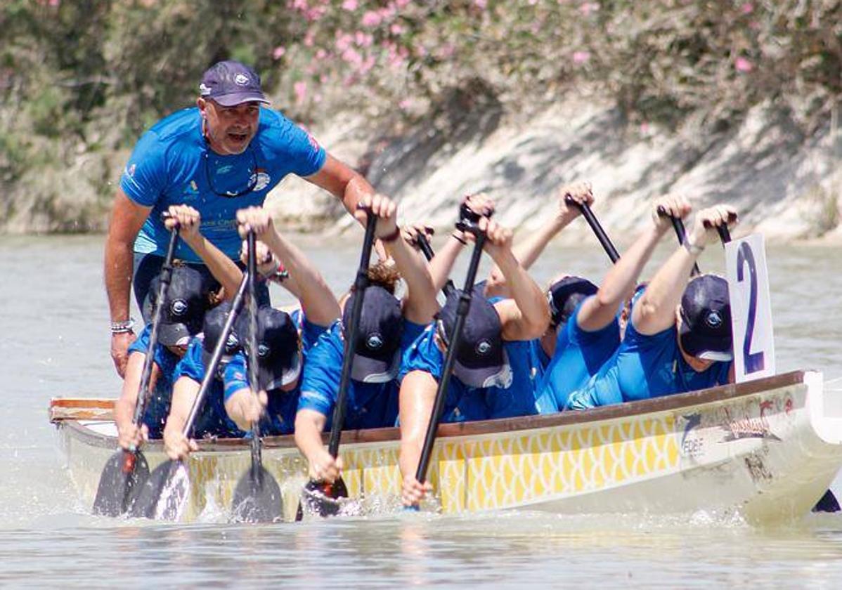 La Escuela de Piragüismo logra cuatro medallas a bordo del 'barco dragón'