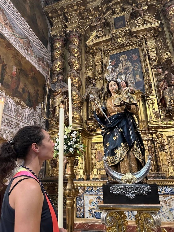 Un grupo de vecinos ha viajado hasta Sevilla para recoger la talla.