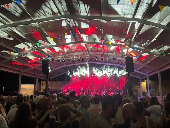 La carpa del Paseo Marítimo, epicentro de la actividad.