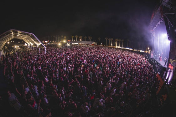 Continúa la fiesta del rock y la juerga en Adra