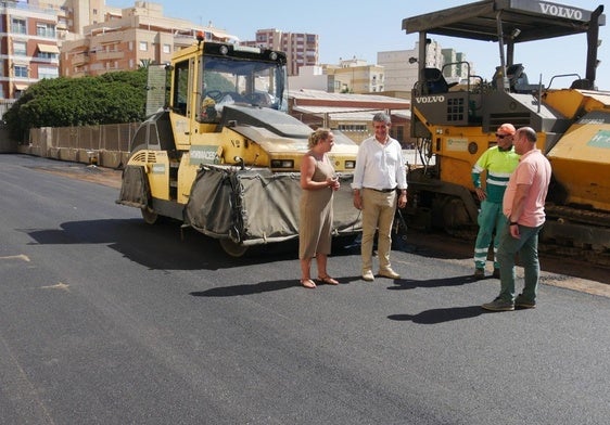 El alcalde supervisó los trabajos que se están llevando a cabo en el aparcamiento de la piscina cubierta.