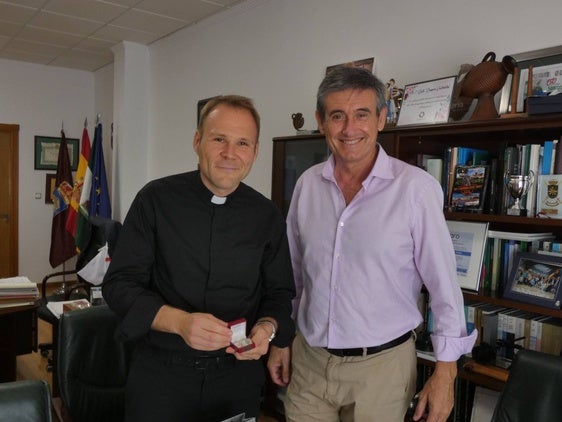 El alcalde agracede al párroco su «compromiso y entrega»