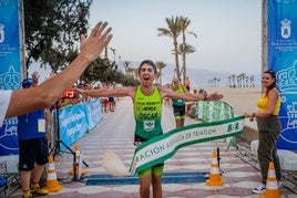 Óscar Castillo pudo realizar y completar el recorrido con la ayuda de su entrenador.