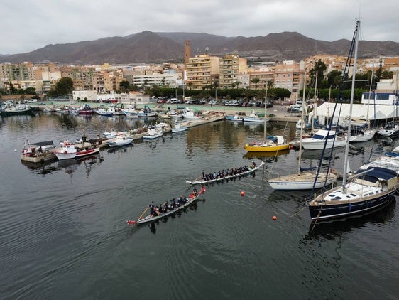 La Escuela de Piragüismo adquiere un nuevo 'barco dragón' gracias a la Fundación Unicaja