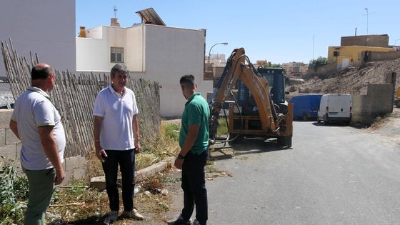El Ayuntamiento de Adra acondiciona caminos agrícolas con las máquinas facilitadas por la Diputación