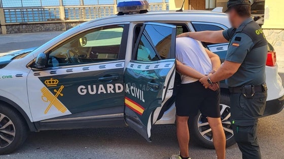 Detienen a dos personas que intentaban robar en una nave de Adra