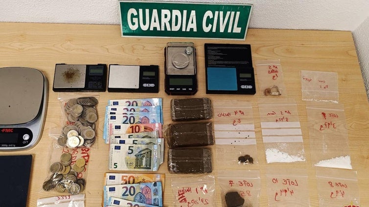 Desmantelan un «activo» punto de venta de drogas en Adra