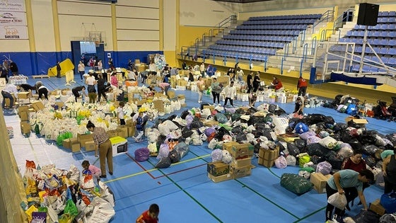 Tres tráilers viajan de Adra a Valencia cargados de solidaridad