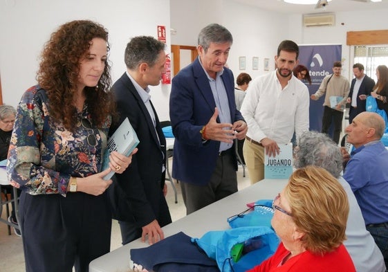 Ayuntamiento y Atende presentan 'Jugando entre Recuerdos' con alumnos del taller de memoria de La Curva