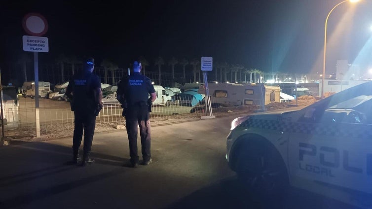 Policía Local de Adra detiene a un individuo por robo en vehículo, atentado contra agente y allanamiento de morada