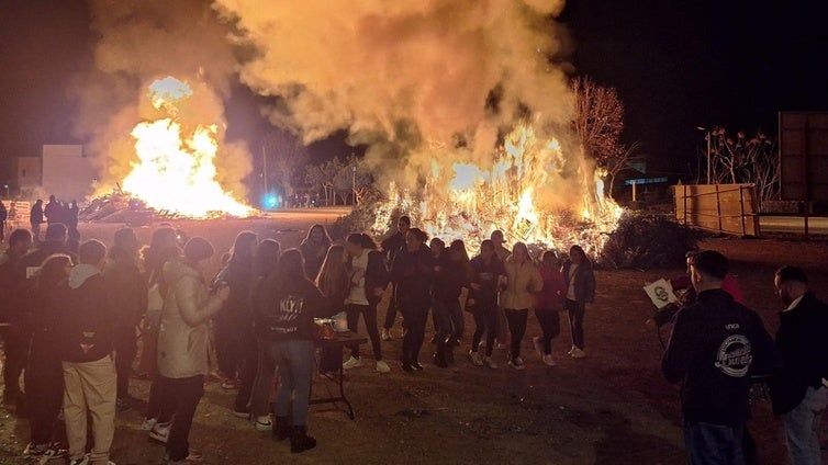 Dalías ilumina y caldea la noche con las hogueras de San Antón