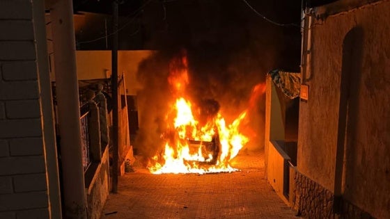 Queman el coche patrulla de la Guardia Civil de Adra