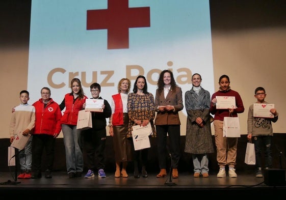 Acto de Reconocimiento de Cruz Roja en Adra y representación teatral solidaria
