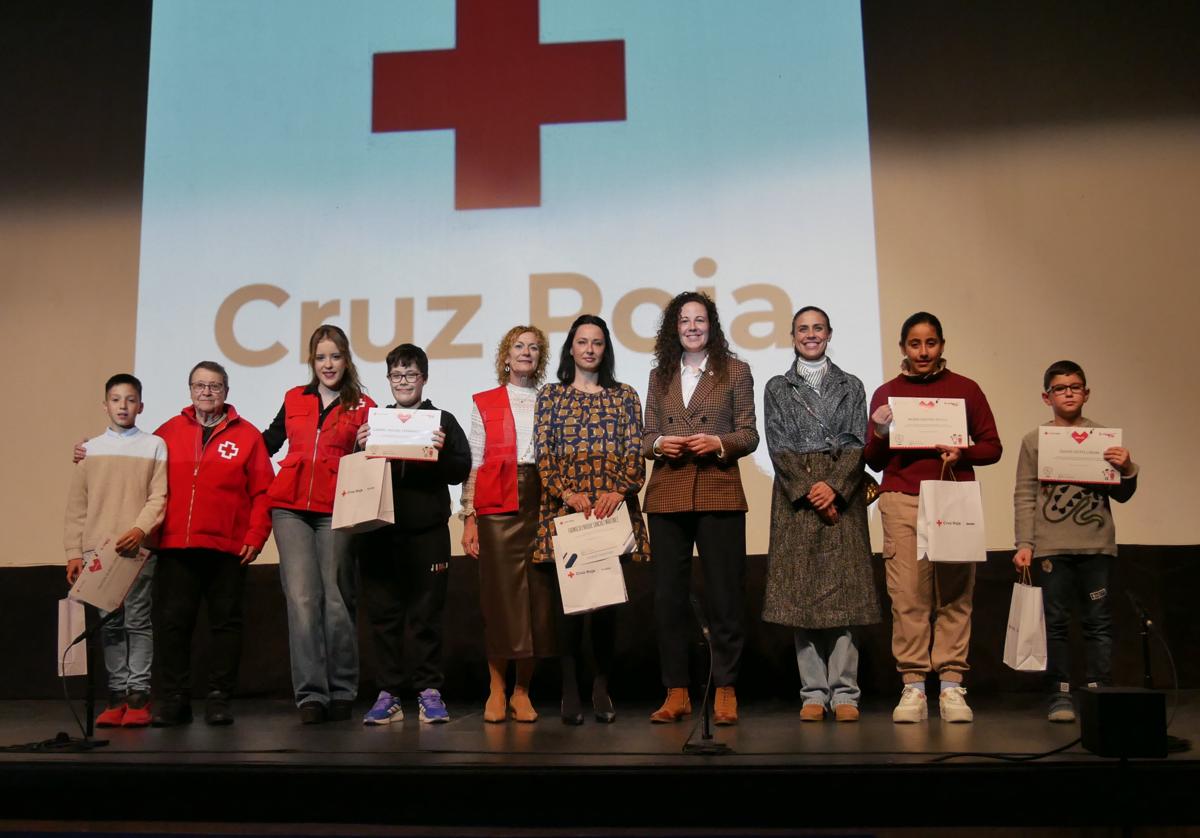 Acto de Reconocimiento de Cruz Roja en Adra y representación teatral solidaria