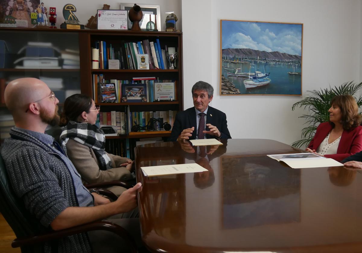 Manuel Cortés da la bienvenida a los jóvenes del programa Fondo Social Europeo Plus