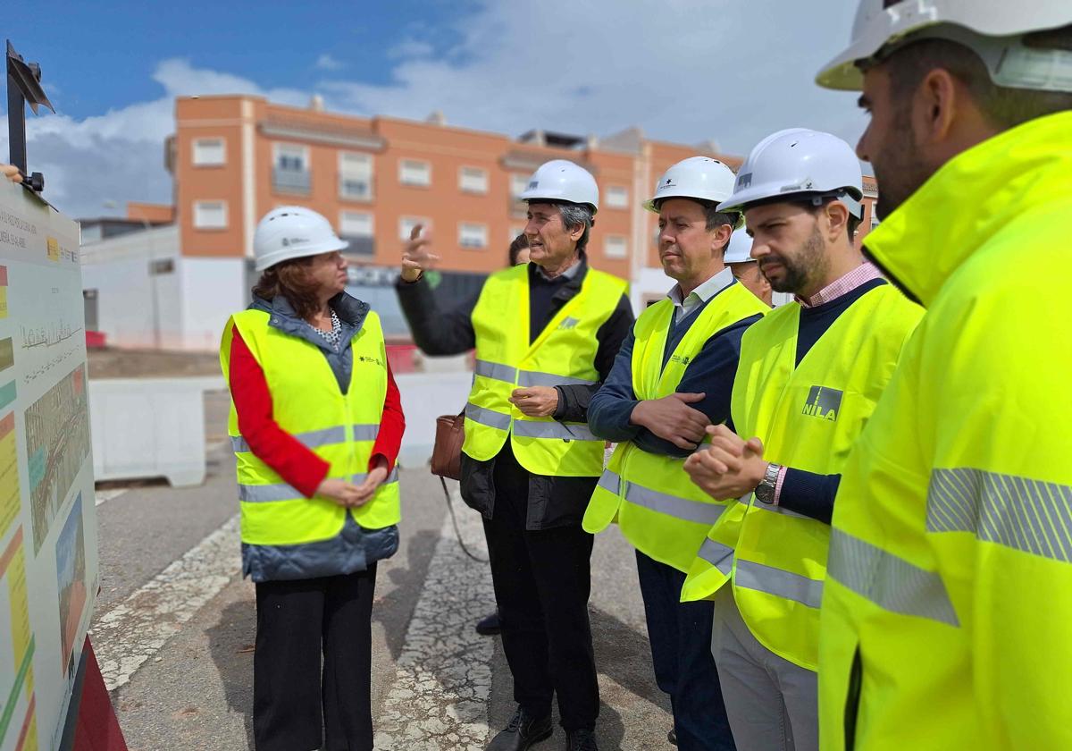 Martín visita las obras que Transportes realiza en La Curva para adecuar la travesía a peatones y bicis