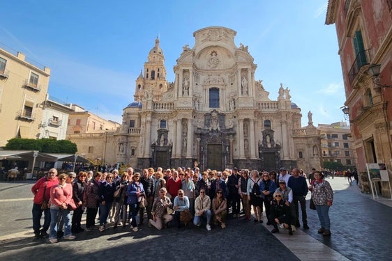 Más de medio centenar de personas mayores de Adra conocen la ciudad de Murcia