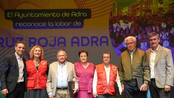 La Gala del Mayor homenajea a un carpintero «altruista», a un matrimonio y a Cruz Roja en Adra